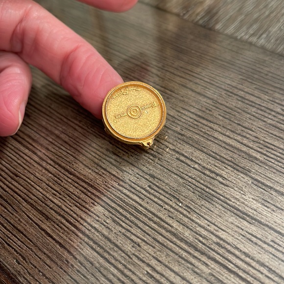 Vintage Collectible Pin: Tupperware Tupper Seal Gold Tone Pin, Lapel Pin - Picture 12 of 13